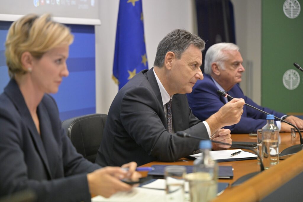 Τι αλλάζει στα τιμολόγια ρεύματος από 1η Ιανουαρίου – Πώς θα δοθεί η έκτακτη ενίσχυση – Τι ισχύει με το επίδομα θέρμανσης στο ρεύμα – Τα επτά μέτρα του ΥΠΕΝ