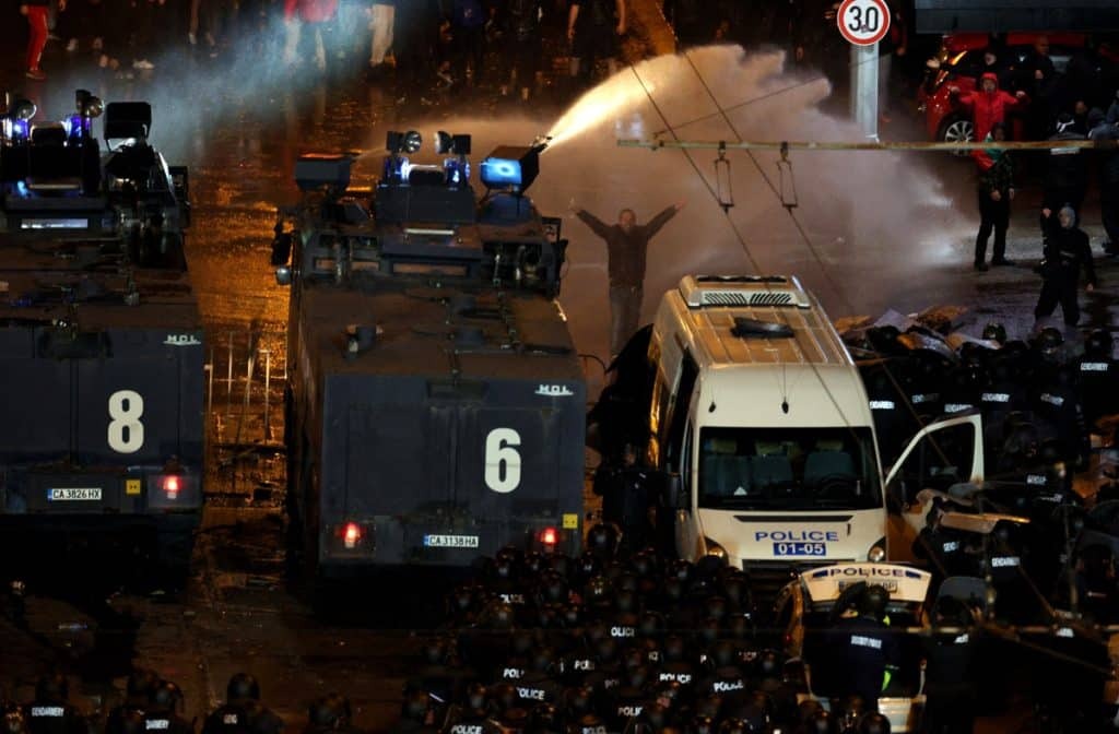 Βουλγαρία: Σοβαρά επεισόδια οπαδών και αστυνομίας στο κέντρο της Σόφιας