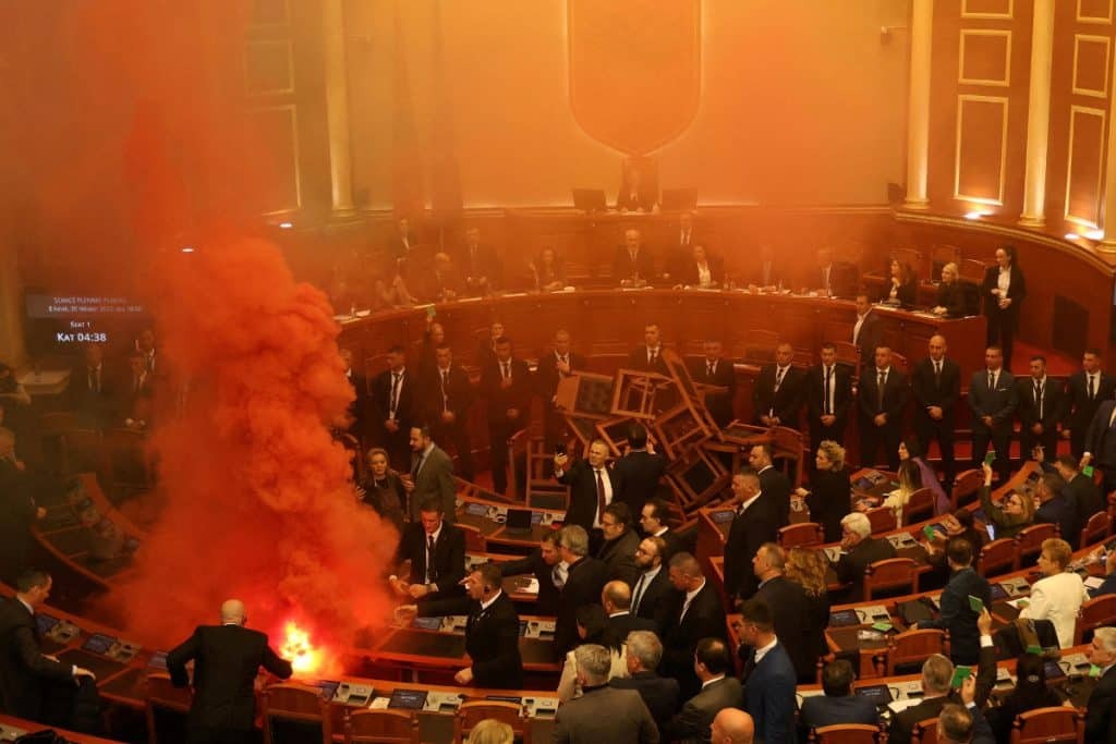 Αλβανία: Η αντιπολίτευση άναψε καπνογόνα μέσα στη αίθουσα της Βουλής για να διαμαρτυρηθεί για τον προϋπολογισμό
