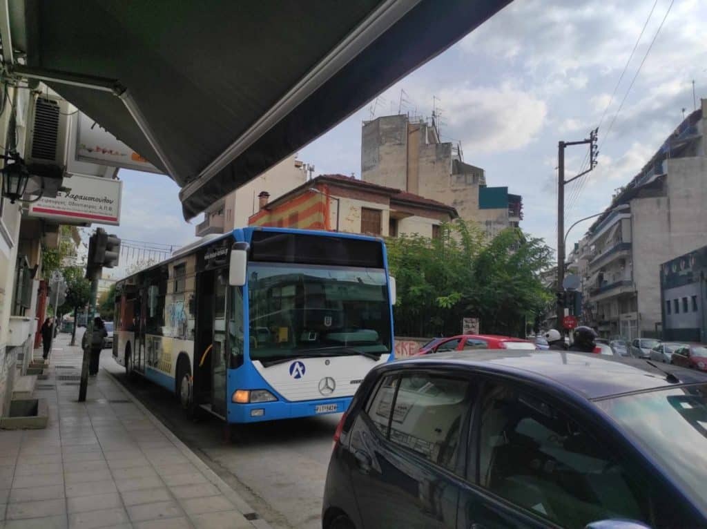 Αστικό λεωφορείο συγκρούστηκε με ΙΧ στη Λάρισα – Λαχτάρα για τους επιβάτες