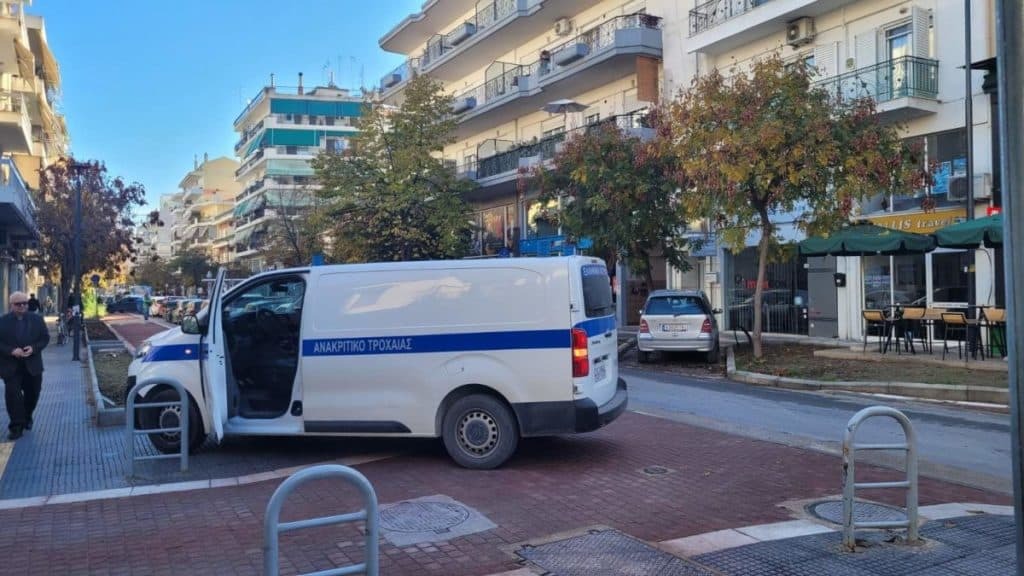 Λάρισα: ΙΧ παρέσυρε γυναίκα στο κέντρο της πόλης – Μεταφέρθηκε στο νοσοκομείο [Εικόνες]