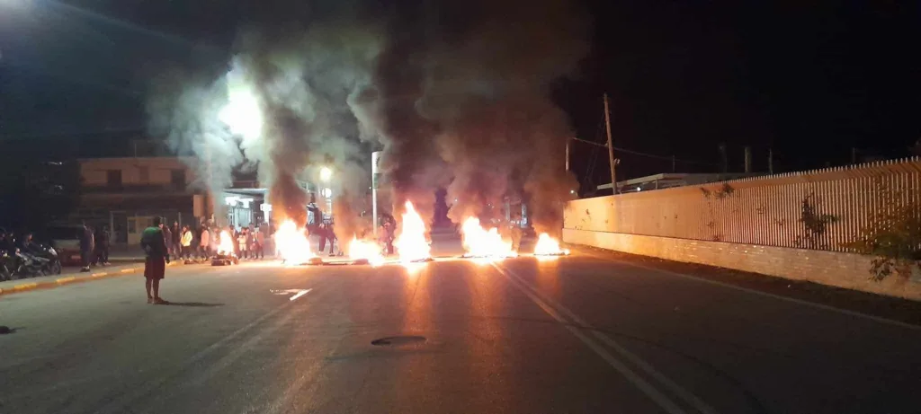 Νύχτα έντασης με τους Ρομά: Επεισόδια σε Μέγαρα, Θήβα και Θεσσαλονίκη – Τραυματίστηκε ο δήμαρχ