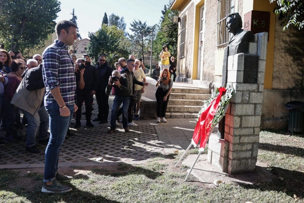 Στέφανος Κασσελάκης: Κατέθεσε στεφάνι στο μνημείο ΕΑΤ-ΕΣΑ για το Πολυτεχνείο