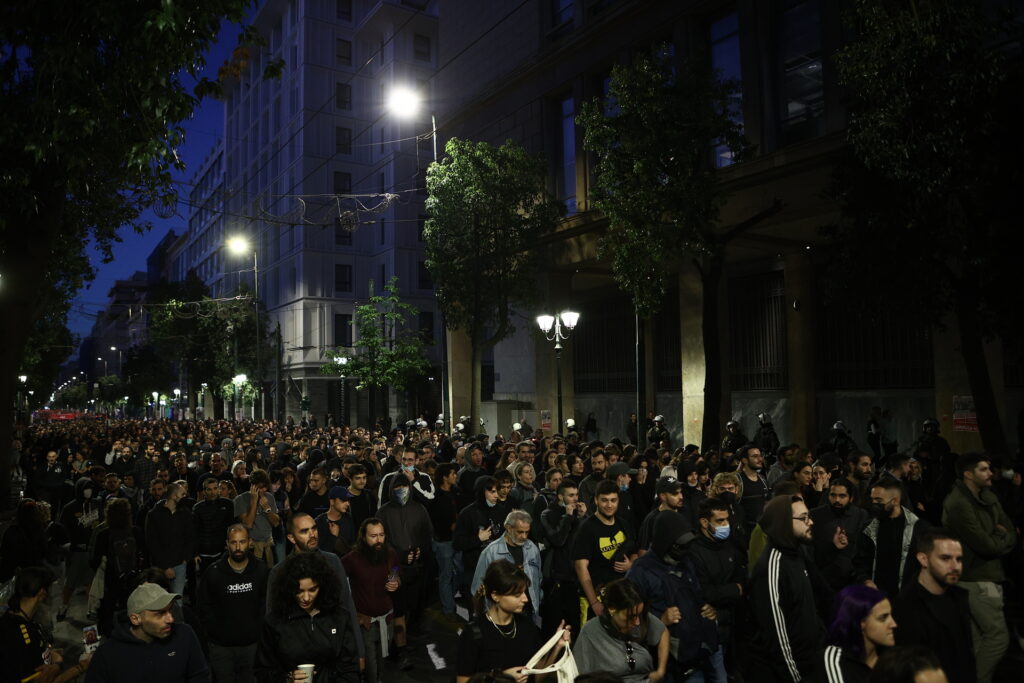 Πολυτεχνείο: Εφτασε η πορεία στην Αμερικανική Πρεσβεία – Κλειστοί δρόμοι