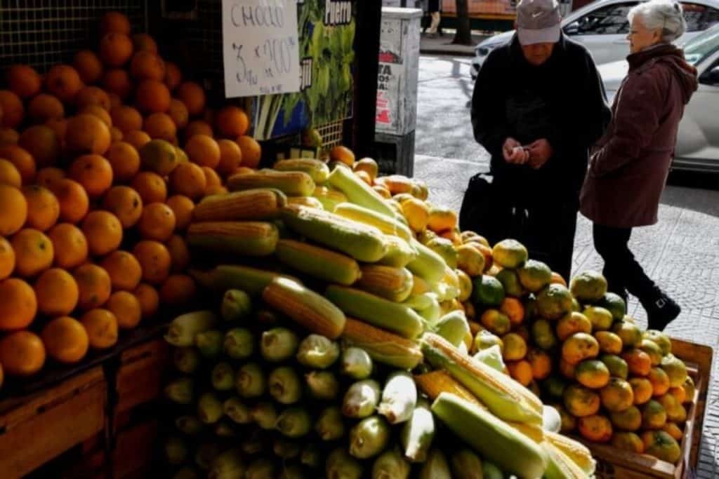 Αργεντινή: Σαρώνει ο πληθωρισμός – Σε απόγνωση οι άνθρωποι πωλούν τα ρούχα σε παζάρι για να τα
