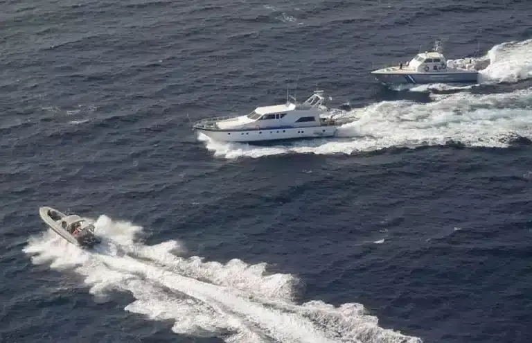 Συνελήφθησαν διακινητές στη Βραυρώνα – Αποβίβασαν 41 μετανάστες στην παραλία Χαμολιά