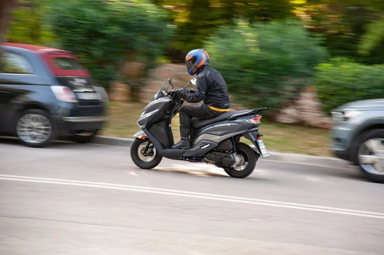Δοκιμή Suzuki Burgman Street 125 EX: Πρακτικό, Ευέλικτο, Οικονομικό (και με δίπλωμα αυτοκινήτου)