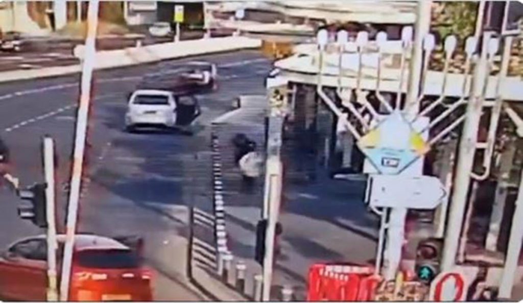 Ιερουσαλήμ: Βίντεο ντοκουμέντο από την επίθεση σε στάση λεωφορείου με νεκρούς και τραυματίες
