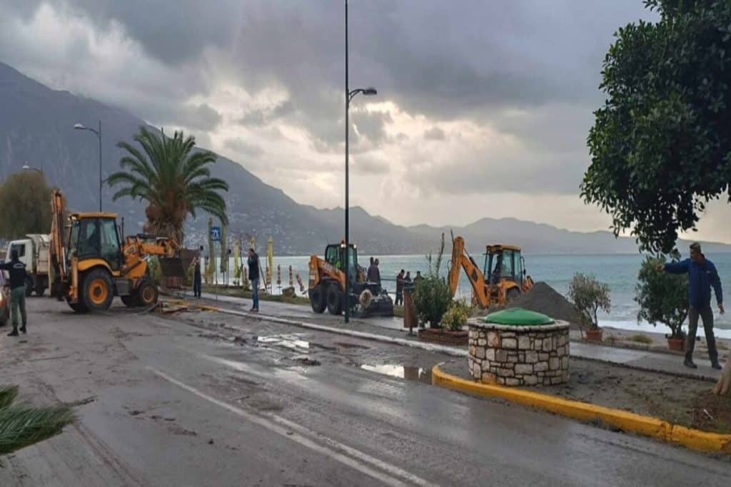 Καλαμάτα: Η κακοκαιρία έφερε τη θάλασσα στον δρόμο – Ζημιές και διακοπή της κυκλοφορίας [εικόν