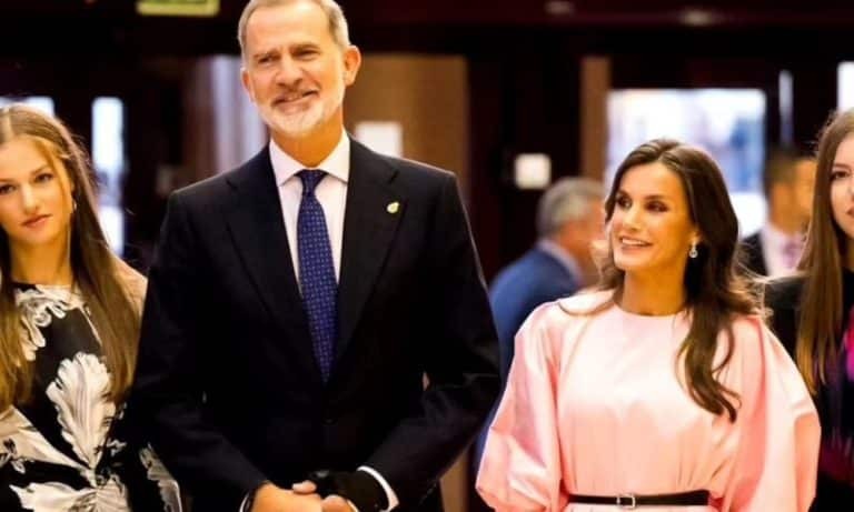 Η βασίλισσα Λετίθια με την κόρη της Λεονόρ σε μία υπέροχη εμφάνιση – Τι φόρεσαν