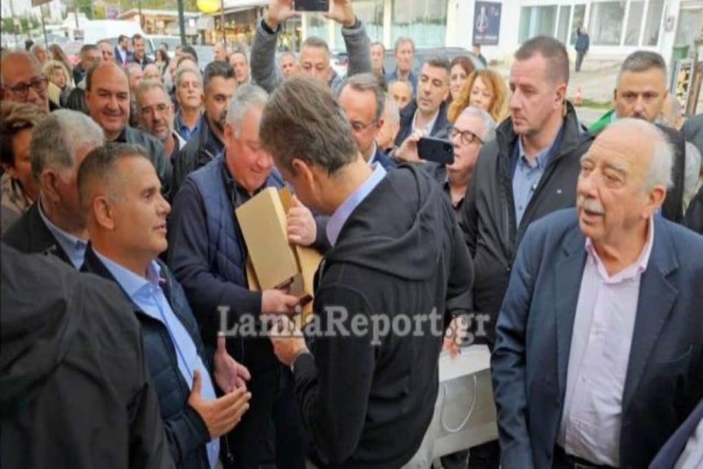 Καμένα Βούρλα: Κάτοικος έκανε δώρο στον Μητσοτάκη ένα «κασελάκι» – «Αλλού έπρεπε να το κάνεις 