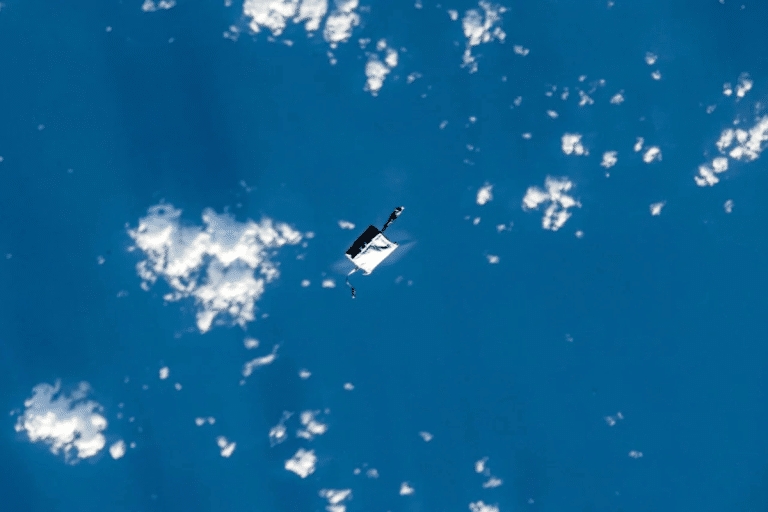 NASA: Αστροναύτες έχασαν σάκο με εργαλεία στο διάστημα κι αυτός μπήκε σε τροχιά γύρω από τη Γη [βίντεο]