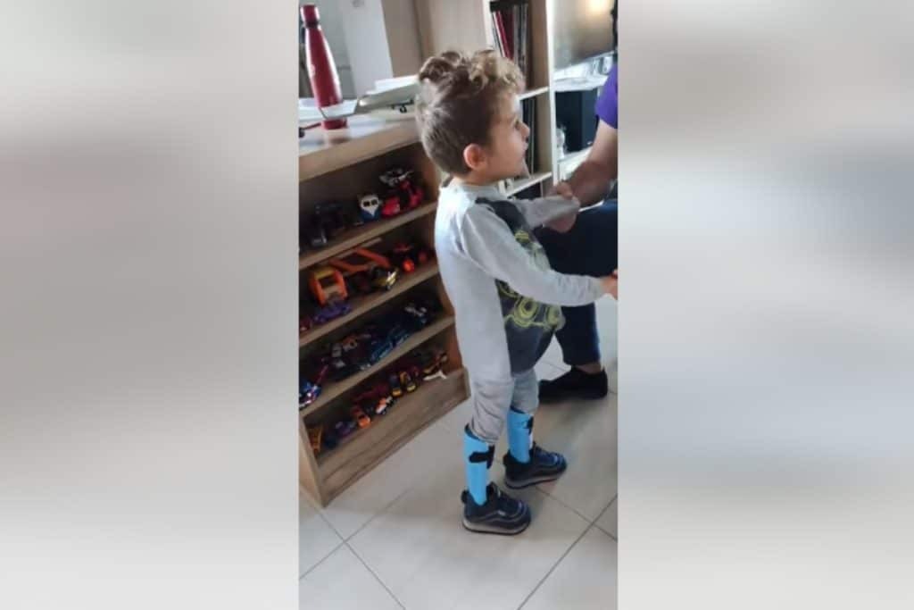 Παναγιώτης Ραφαήλ: Ο μικρός ήρωας περπατά χωρίς υποστήριξη – «Aνακαλύπτει τις νέες του δυνατότητες» [βίντεο]
