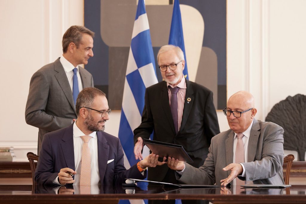 Συνάντηση Μητσοτάκη με πρόεδρο ΕΤΕπ – Έπεσαν οι υπογραφές για τους έξυπνους μετρητές