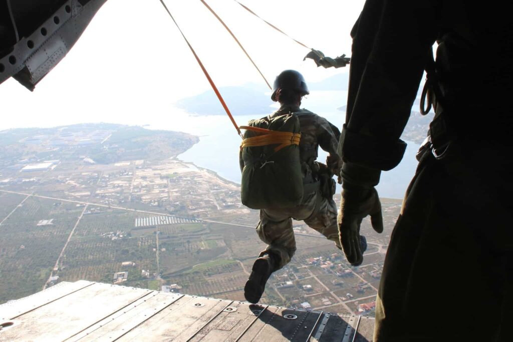 Αλεξιπτωτίστρια των Ειδικών Δυνάμεων σοκάρει με την σκληρή εκπαίδευση – «Αντιμετωπίζω τον εαυτό μου ως άνδρα»
