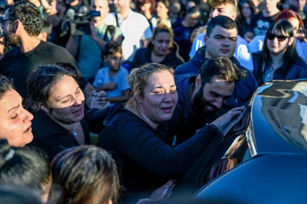 Αλίαρτος: Οργή και οδύνη στην κηδεία του 17χρονου – Υποβασταζόμενη η μητέρα του – Λιποθύ