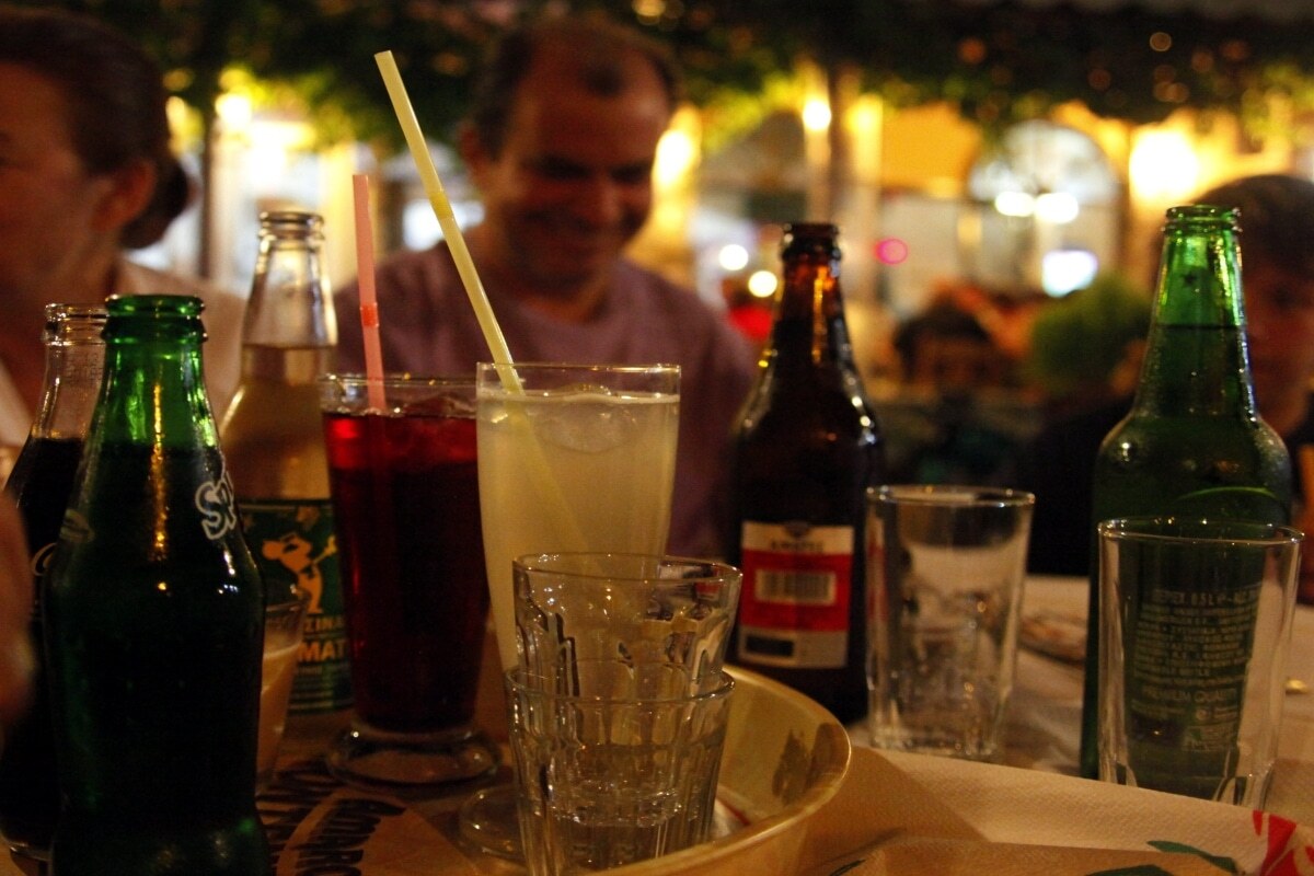 Ακρίβεια: Στενάζουν τα ελληνικά νοικοκυριά – Στο 24% ο ΦΠΑ στα αναψυκτικά, που θα φτάσει ο καφές [βίντεο]