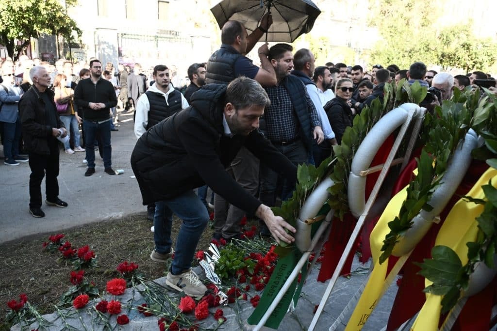Επέτειος Πολυτεχνείου: Πέταξαν καφέδες στον Ανδρουλάκη κατά την κατάθεση στεφάνου
