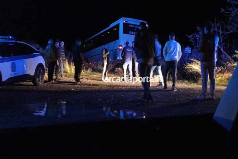 Αρκαδία: Η συγκλονιστική στιγμή που το λεωφορείο κρέμεται σε γκρεμό – Τι εξομολογήθηκε η μοναδική επιβάτης, «πίστεψα ότι ήρθε το τέλος»