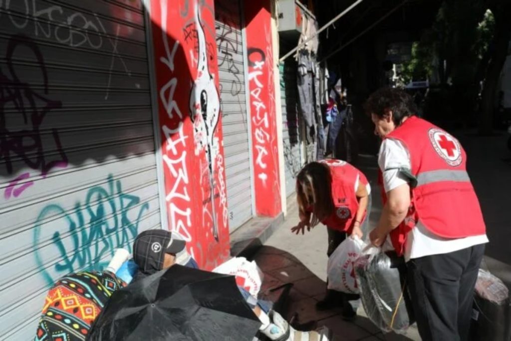 Ελληνικός Ερυθρός Σταυρός: Δράση στο κέντρο της Αθήνας υπέρ 140 αστέγων [βίντεο]