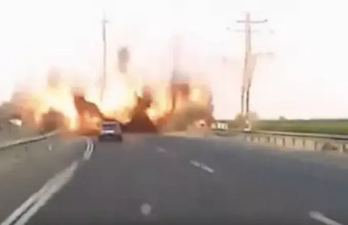 Πόλεμος στο Ισραήλ: Η στιγμή που ρουκέτα πέφτει σε πολυσύχναστο δρόμο - Βίντεο