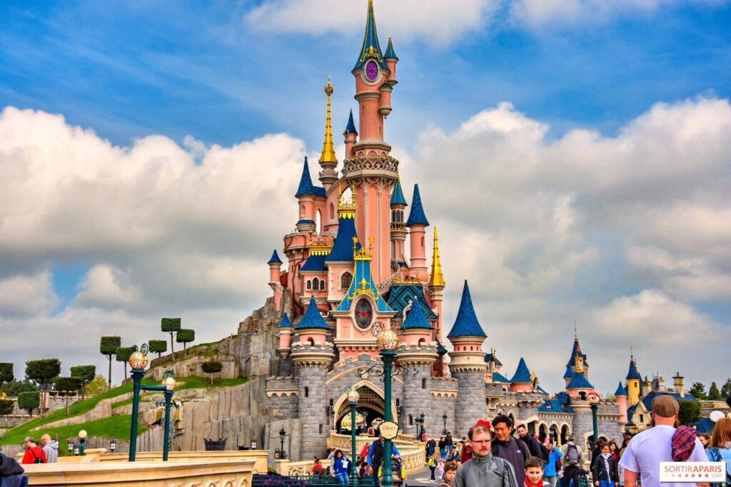 Γυμνός άνδρας φέρνει τα πάνω- κάτω στη Disneyland [Βίντεο]