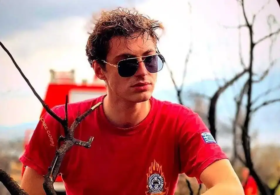 Κορινθία: Βαρύ πένθος για τους νεαρούς νεκρούς σε τροχαίο - Εποχικός πυροσβέστης ο ένας, το αντίο των συναδέλφων του