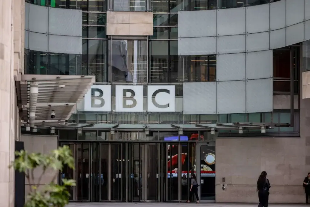 BBC: Εγκαινιάζει έκτακτη ραδιοφωνική υπηρεσία για τη Γάζα- Όλα όσα ξέρουμε για τη λειτουργία της