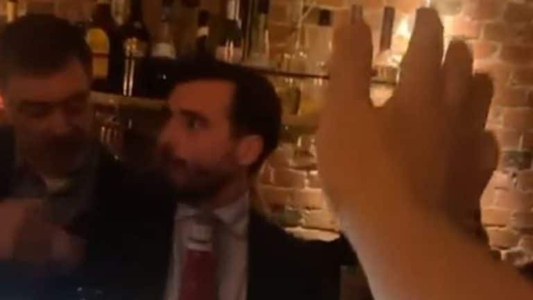 Άγρια επίθεση με μπουκάλι στο κεφάλι κατά του ηγέτη της ολλανδικής ακροδεξιάς μέσα σε μπαρ (Βίντεο)