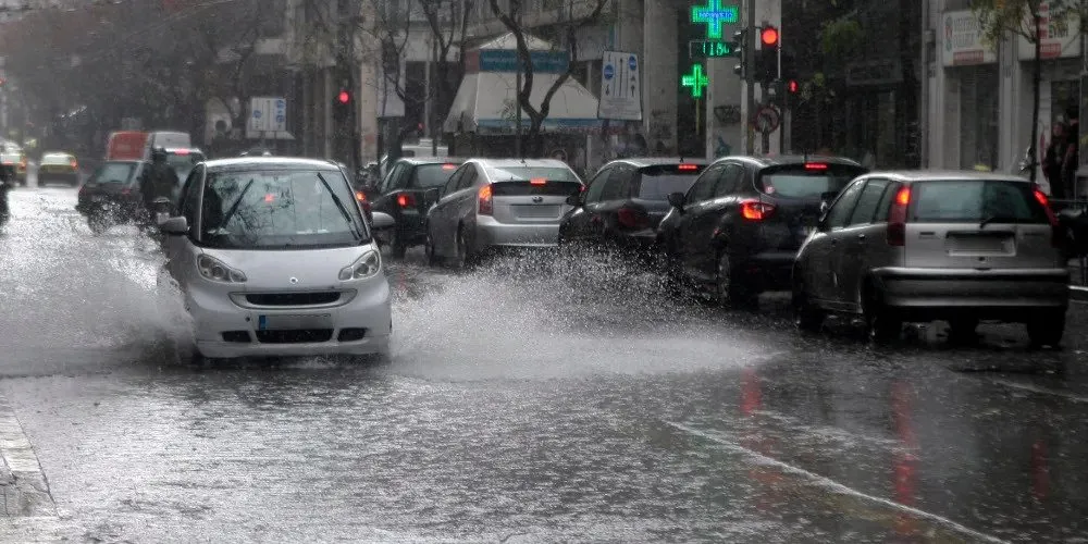 Οδήγηση στην βροχή: 5 σημαντικά tips!