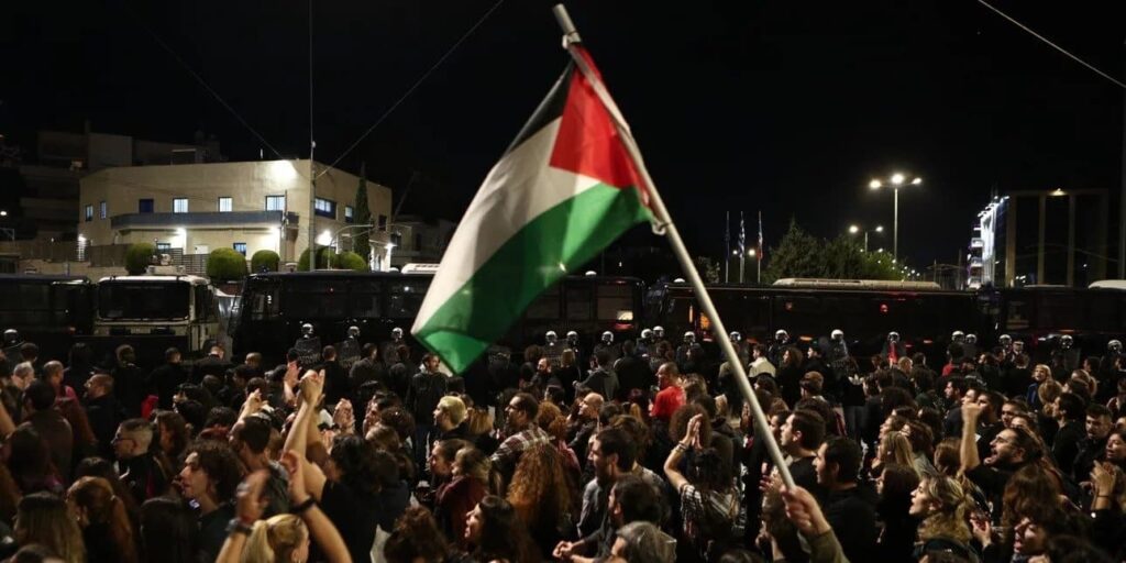 Πολυτεχνείο: Χιλιάδες κόσμου, συνθήματα υπέρ της Παλαιστίνης και μικροεπεισόδια [εικόνες και βίντεο]