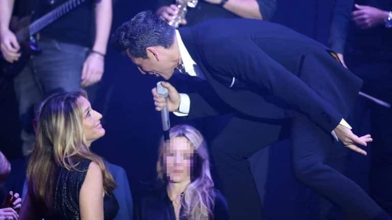 Τους κοιτούσαν όλοι στο Έναστρον: Ο Ρουβάς τους αφιέρωνε τραγούδια κι εκείνες σιγοτραγουδούσαν αγκαλιασμένες