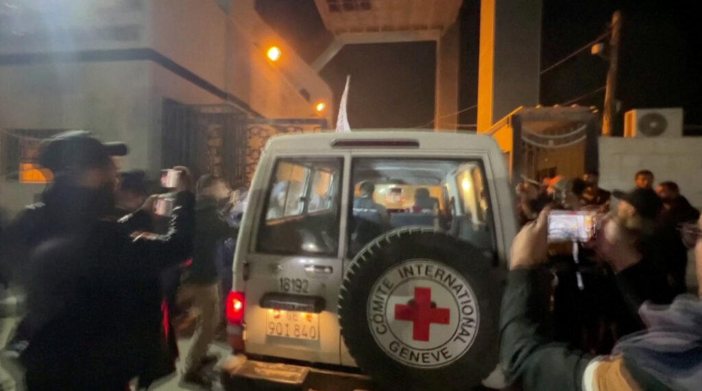Γάζα: Ξεκίνησε η παράδοση των 11 Ισραηλινών ομήρων από τη Χαμάς