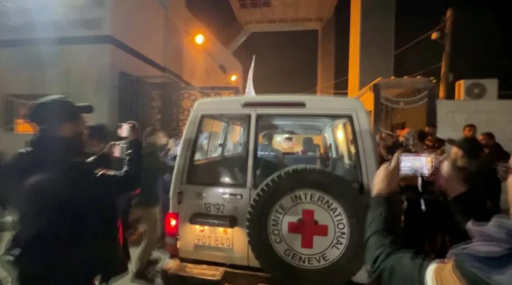 Γάζα: Ξεκίνησε η παράδοση των 11 Ισραηλινών ομήρων από τη Χαμάς