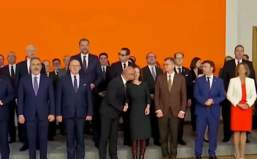 Παρολίγον διπλωματικό επεισόδιο μεταξύ Κροατίας – Γερμανίας λόγω...φιλιού (Βίντεο)