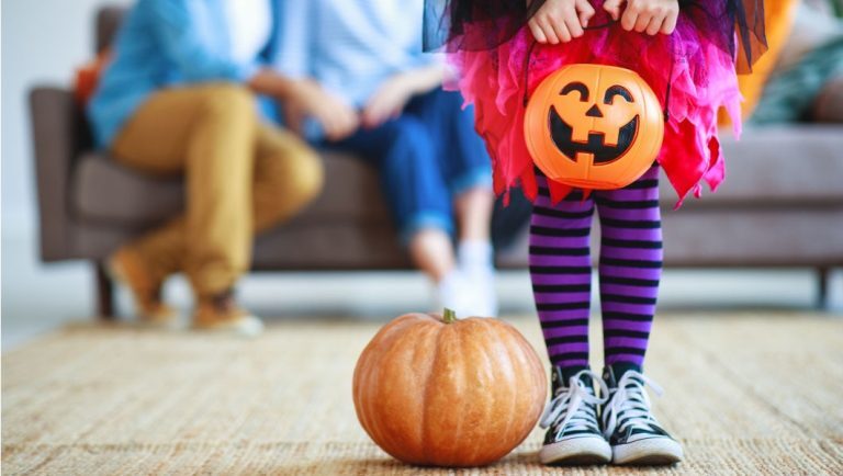 Έβγαλε όπλο σε 6χρονο επειδή του άφησε γλυκά Halloween στην πόρτα