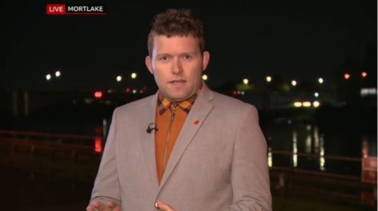 Όταν έρχεται πρώτη η... καριέρα! Τον έκλεβαν και εκείνος συνέχισε τη ζωντανή μετάδοση