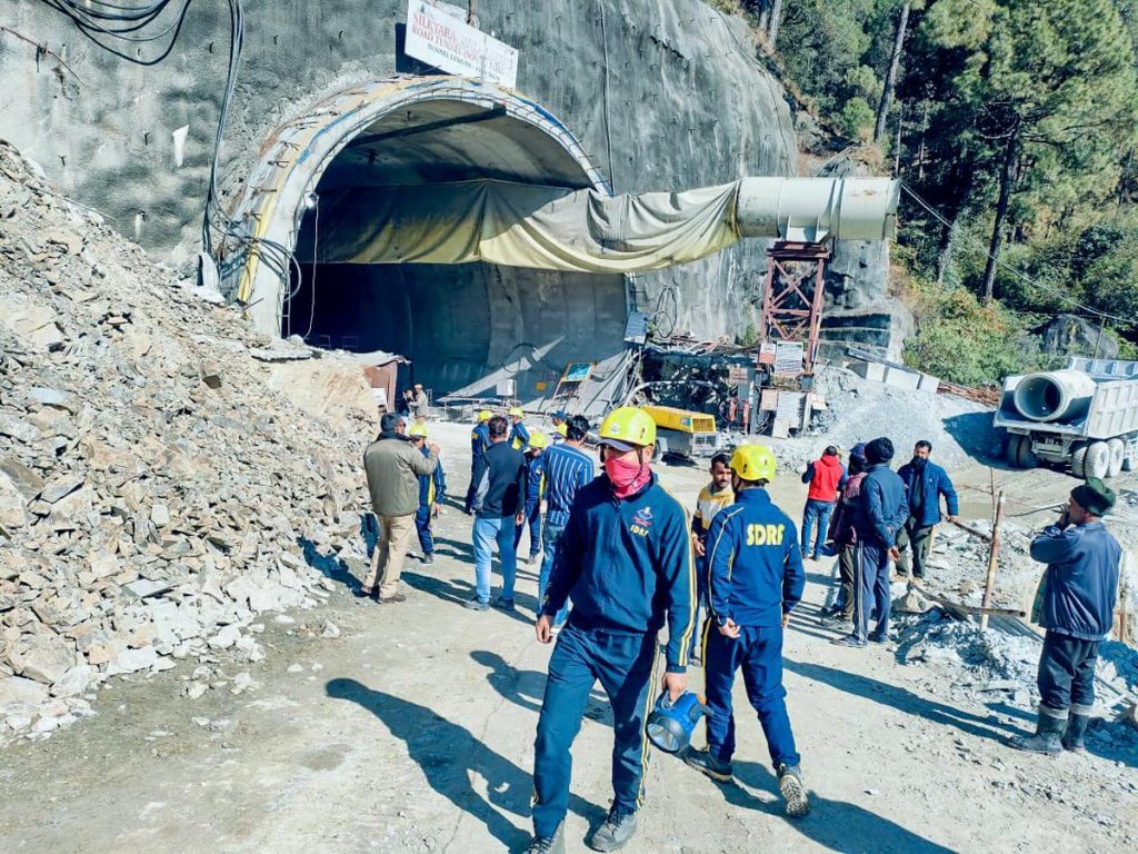 Κατέρρευσε σήραγγα στην Ινδία – 40 εργάτες βρίσκονται εγκλωβισμένοι (Βίντεο)