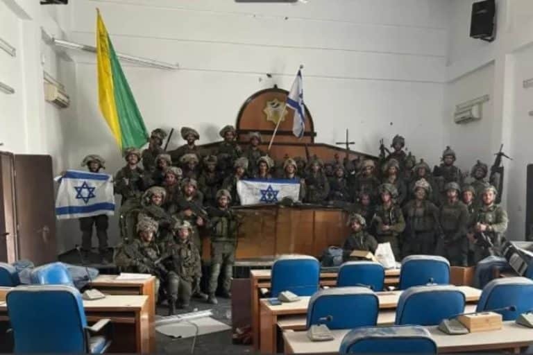 Πόλεμος στο Ισραήλ: Ισραηλινά στρατεύματα κατέλαβαν τη Βουλή της Χαμάς – Ύψωσαν την ισραηλινή σημαία