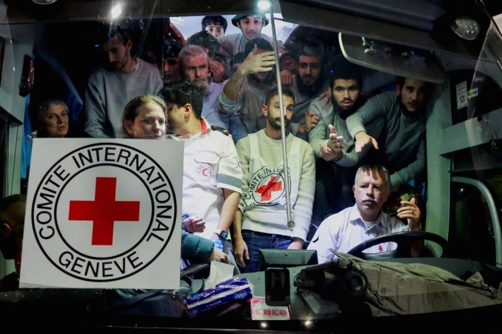 Πόλεμος στο Ισραήλ: Ελεύθεροι ακόμη 17 όμηροι της Χαμάς – Αφέθηκαν άλλοι 39 Παλαιστίνιοι κρατούμενοι [βίντεο]