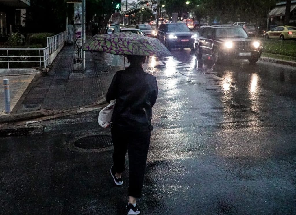 Kακοκαιρία Alexandros – Καλλιθέα: Kαθίζηση του οδοστρώματος στην οδό Αραπάκη – Διεκόπη η