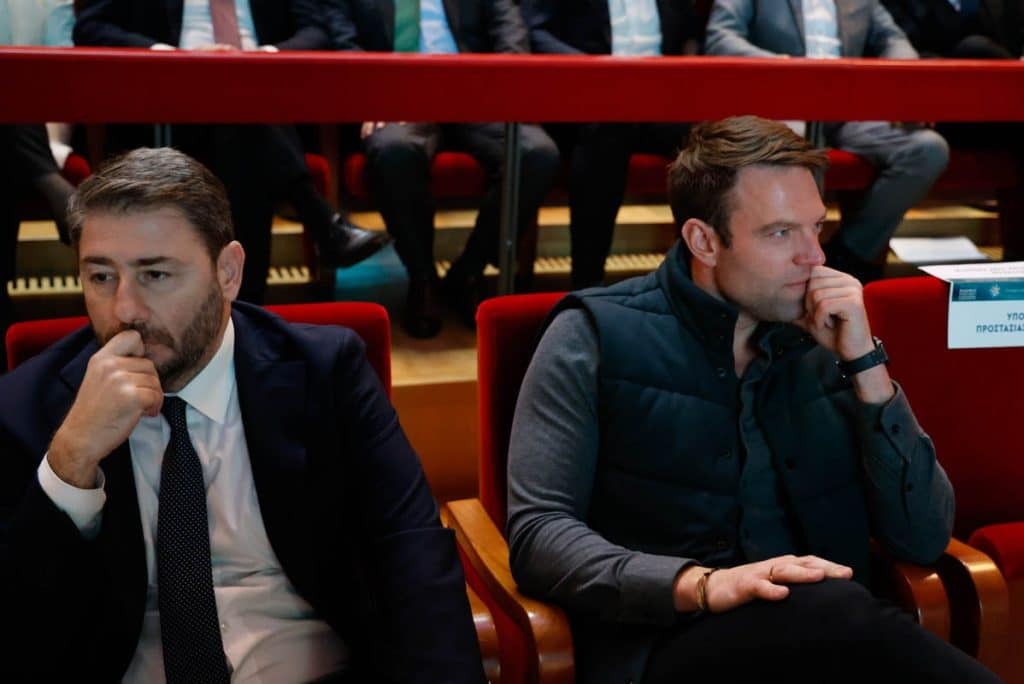 «Παγωμένη» χειραψία και αμηχανία για Κασσελάκη – Ανδρουλάκη σε εκδήλωση στο «Νιάρχος»