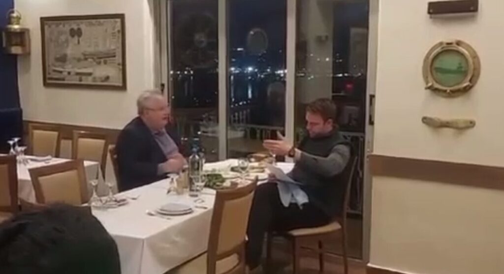 Κασσελάκης και Κοτζιάς τρώνε σε ψαροταβέρνα του Πειραιά – Δείτε βίντεο