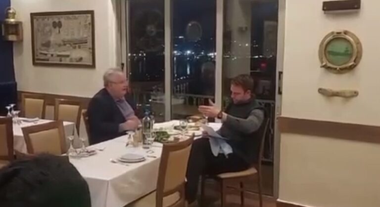 Κασσελάκης και Κοτζιάς τρώνε σε ψαροταβέρνα του Πειραιά – Δείτε βίντεο
