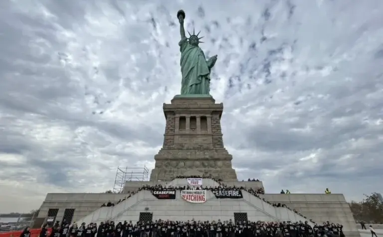 Κατάληψη στο Άγαλμα της Ελευθερίας - Ζητούν κατάπαυση του πυρός