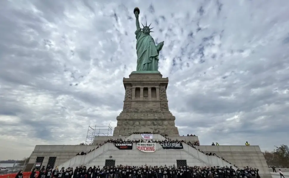 Κατάληψη στο Άγαλμα της Ελευθερίας - Ζητούν κατάπαυση του πυρός