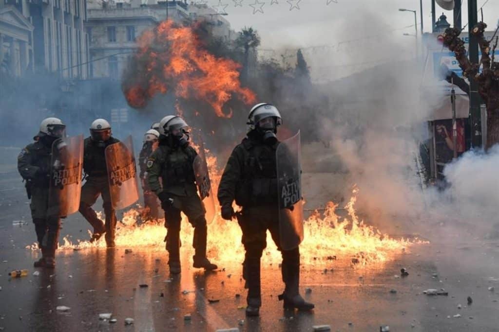 Νύχτα επεισοδίων στα Εξάρχεια: Επιθέσεις με μολότοφ, πέτρες και μπουκάλια σε αστυνομικούς [βίντεο]