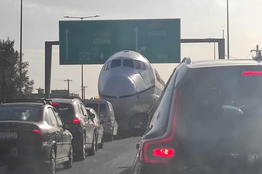 Μεταμόρφωση: Απίστευτο κι’ όμως αληθινό- Αεροπλάνο στην Εθνική Οδό δημιούργησε ουρές χιλιομέτρ