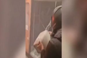 Μοναστηράκι: Ελεύθερος ο 27χρονος που πέταξε υγρό από ένα μπιτόνι σε συρμό του ΗΣΑΠ – Τι ισχυρίστηκε