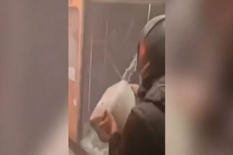 Μοναστηράκι: Ελεύθερος ο 27χρονος που πέταξε υγρό από ένα μπιτόνι σε συρμό του ΗΣΑΠ – Τι ισχυρίστηκε